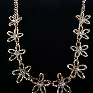 🌟 Beautiful Goldtone Daisy and Rhinestone Necklace